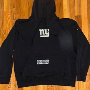 Barkley’s team issued Giants sweatshirt